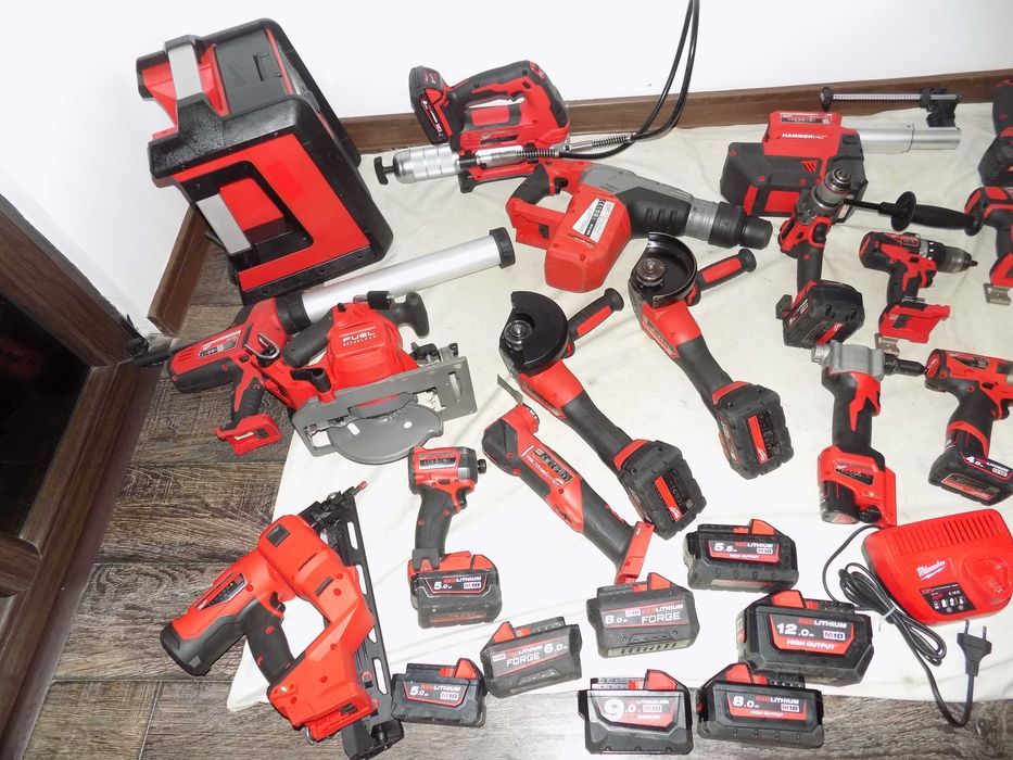 Scule Milwaukee ,  M 12  si  M 18  in stare buna de functionare  , acumulatori Milwaukee