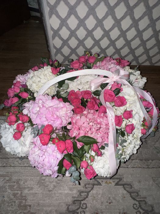 Цветы на корзине
