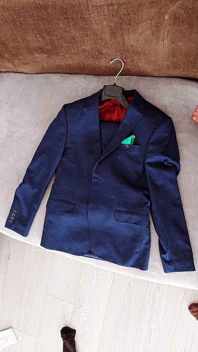 Costum bărbați de vanzare