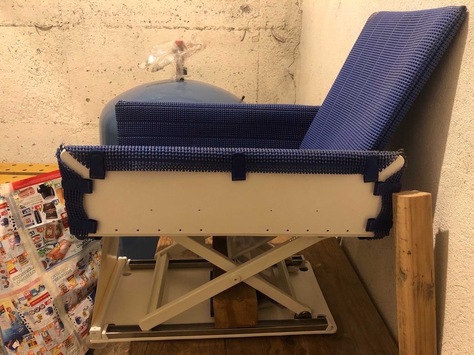 Хидравличен стол за къпане във вана на трудноподвижни хора - Германия.