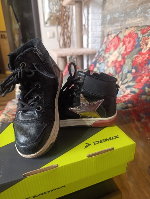 Обувь детскую брендовую продам