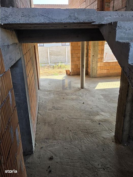 Casa parter si etaj la rosu ,Recas