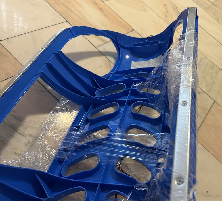 Sanie NOUA de plastic cu sine de metal