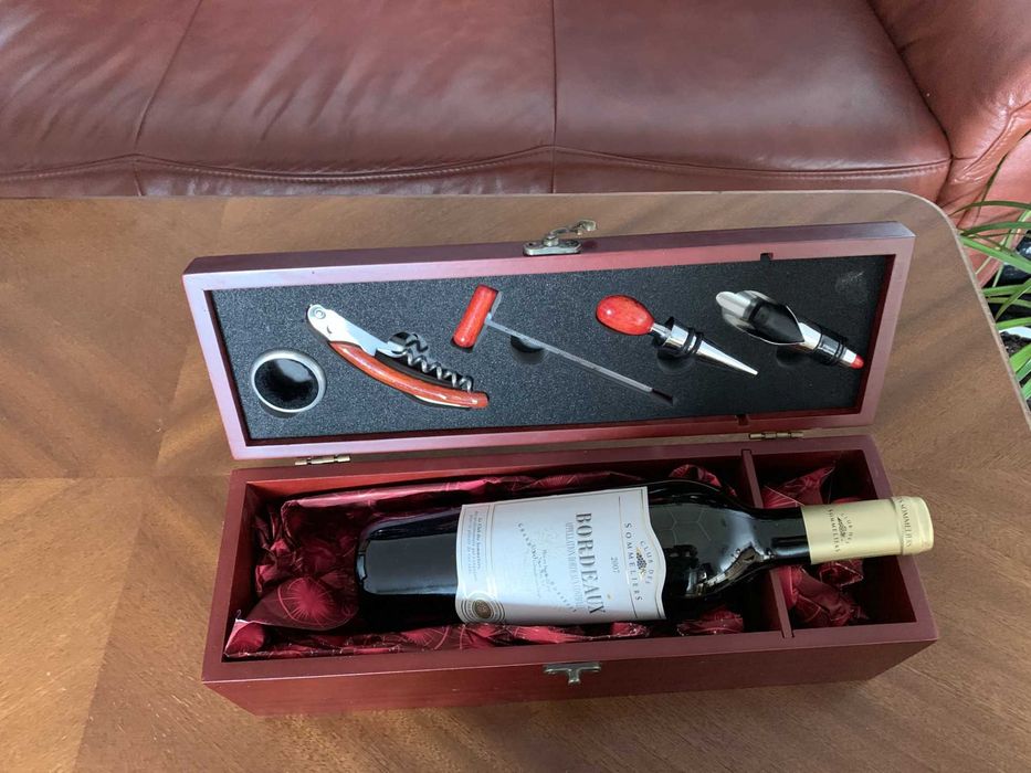 Подаръчна луксозна дървена кутия за вино с 5 сомелиерски аксесоари