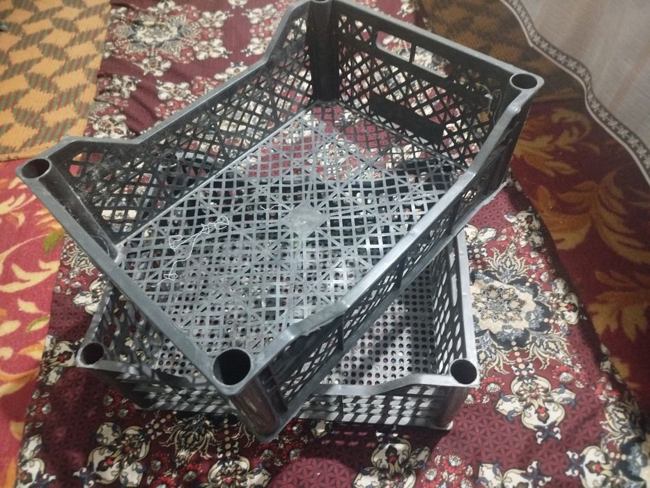 Plastik idishlar yashik