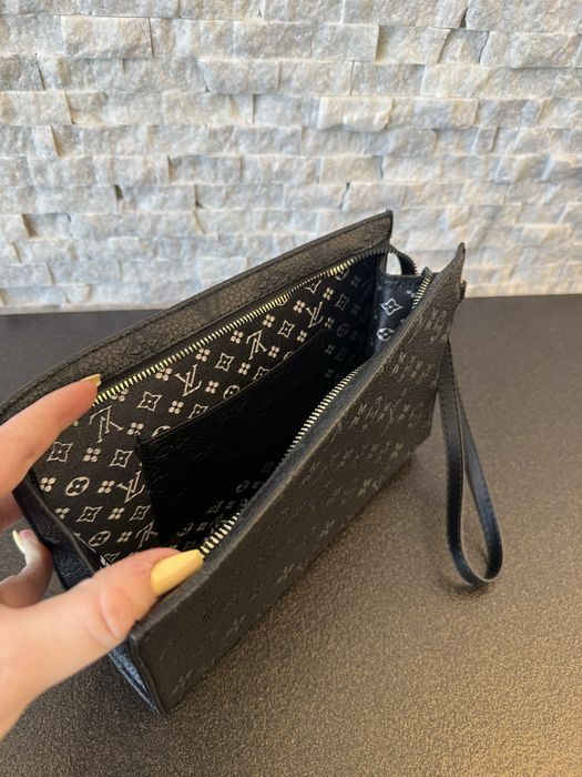 Неустоим модел чанта клъч.