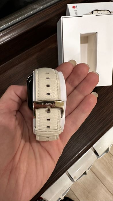 Электронные часы HUAWEI WATCH FIT 3