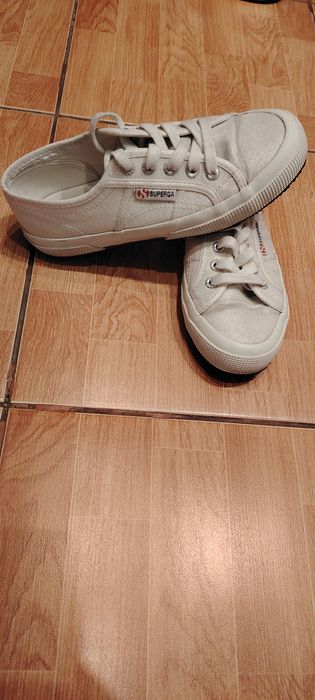 Vând adidași si tenesi aproape noi  mărimea 36 adidaș 50 ron teniși 40