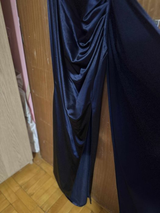 Тъмносиня, сатенена, дълга рокля