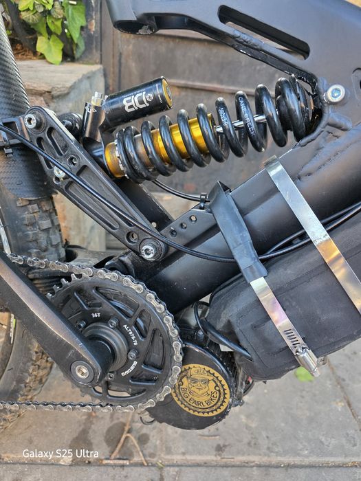 Мощен Custom Downhill E-bike Повечето части са нови!