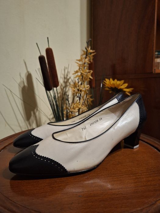 Pantofi din piele în două culori.