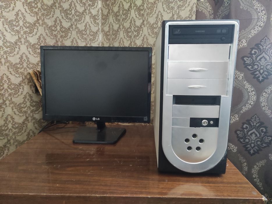 Системный блок смонитором.