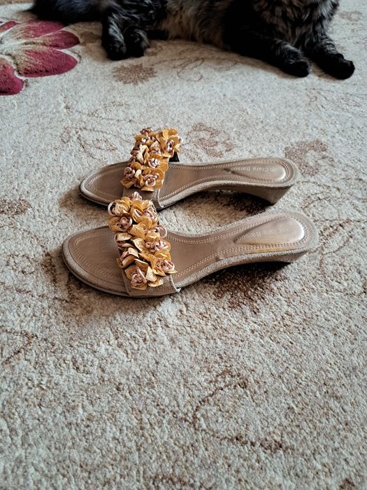 Продам босоножки