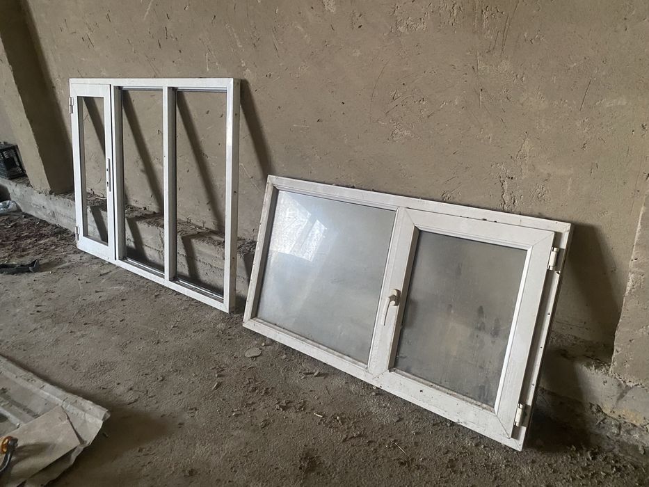 Платисковые окна и диван