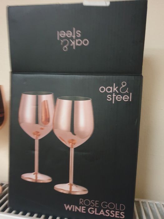 Pahare metal  2 pentru vin 2  pentru gin culoare  auriu rose