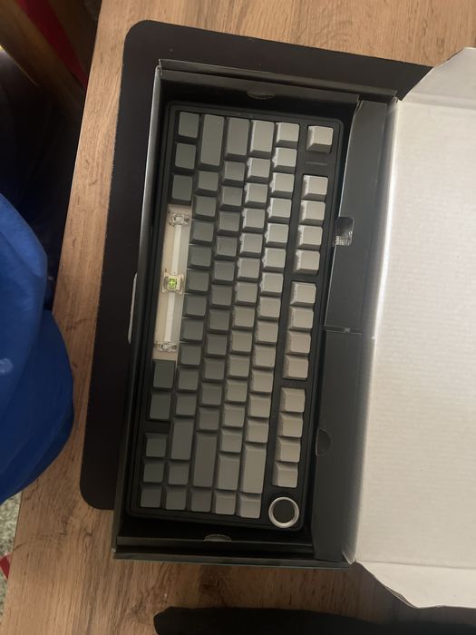 Аула ф75  делаю обмен иле продам а также есть мышка также для обмена