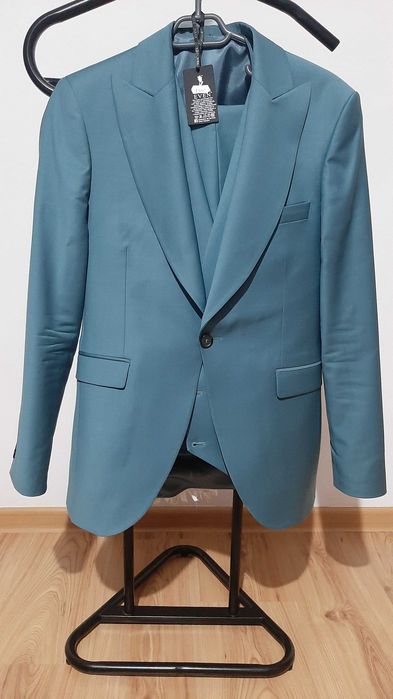 Vand costum pentru nunta elegant