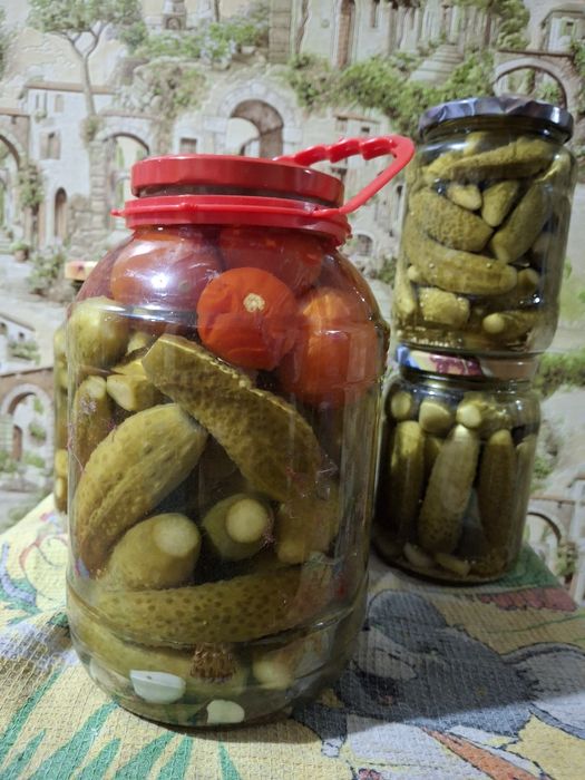 Продам  огурцы,помидорки,ассорти