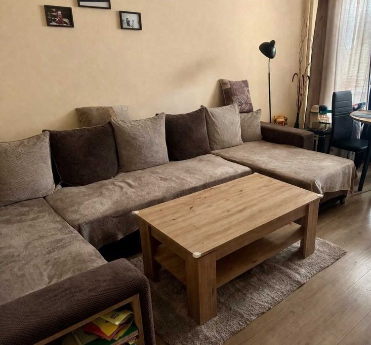 Диван, холна гарнитура, много удобна и стилна, в супер състояние с много възглавници.