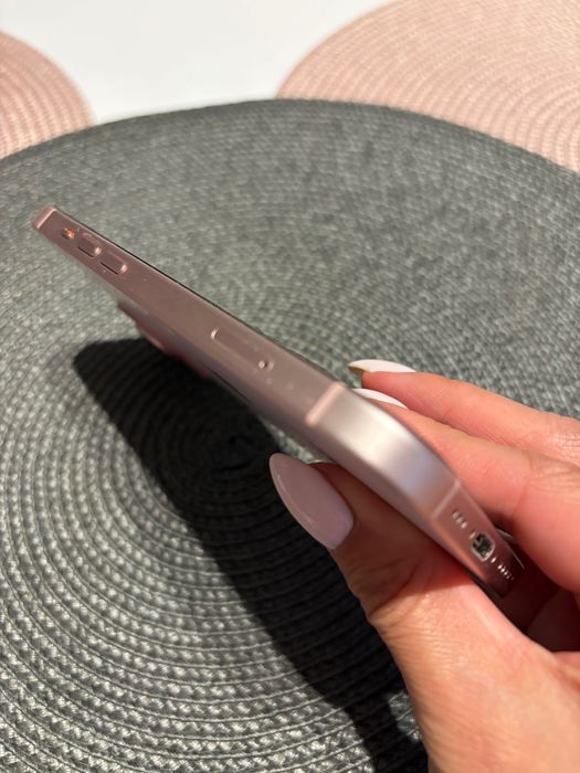 Телефон iPhone 15 pink