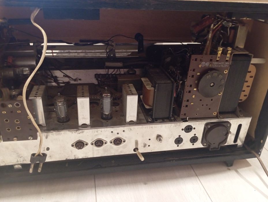 Defect Radio stereo pe lampi Saba studio automatic
