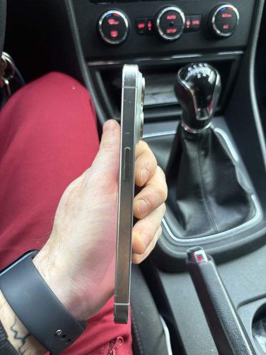 Iphone 15 pro cu sanatatea baterie 96%