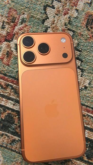 IPhone 17 pro max оранжевый