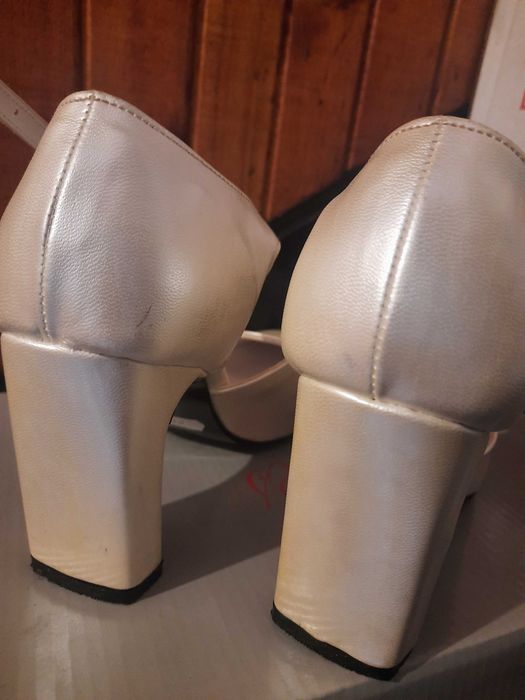 Бели обувки на ток