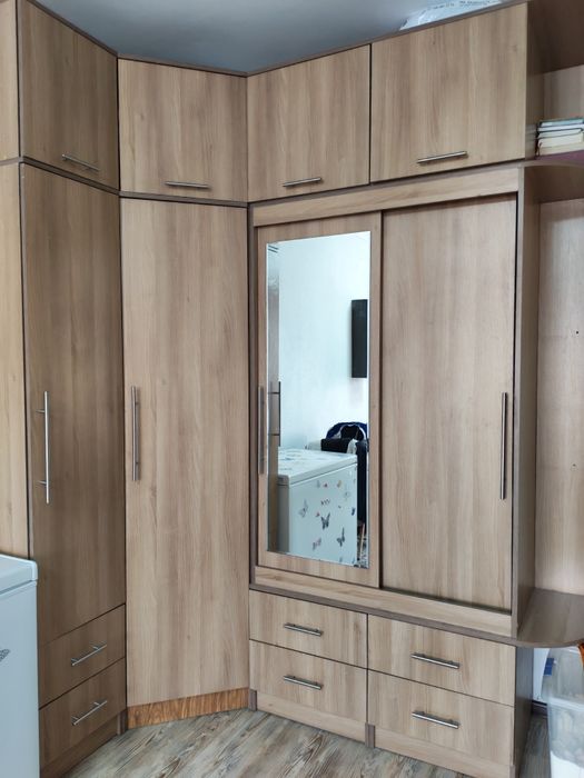 Угловой вместительный шкаф