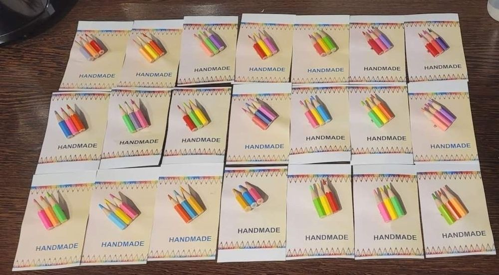 Broșe din creioane