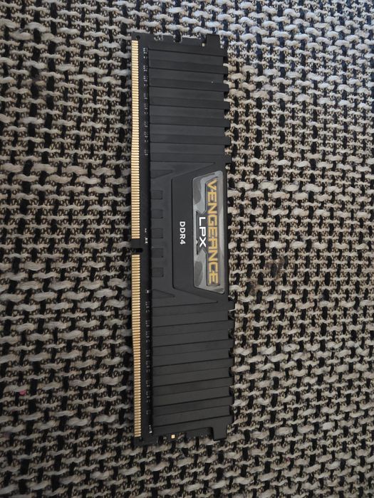 Vând ram pc 8gb ddr4 3000mhz