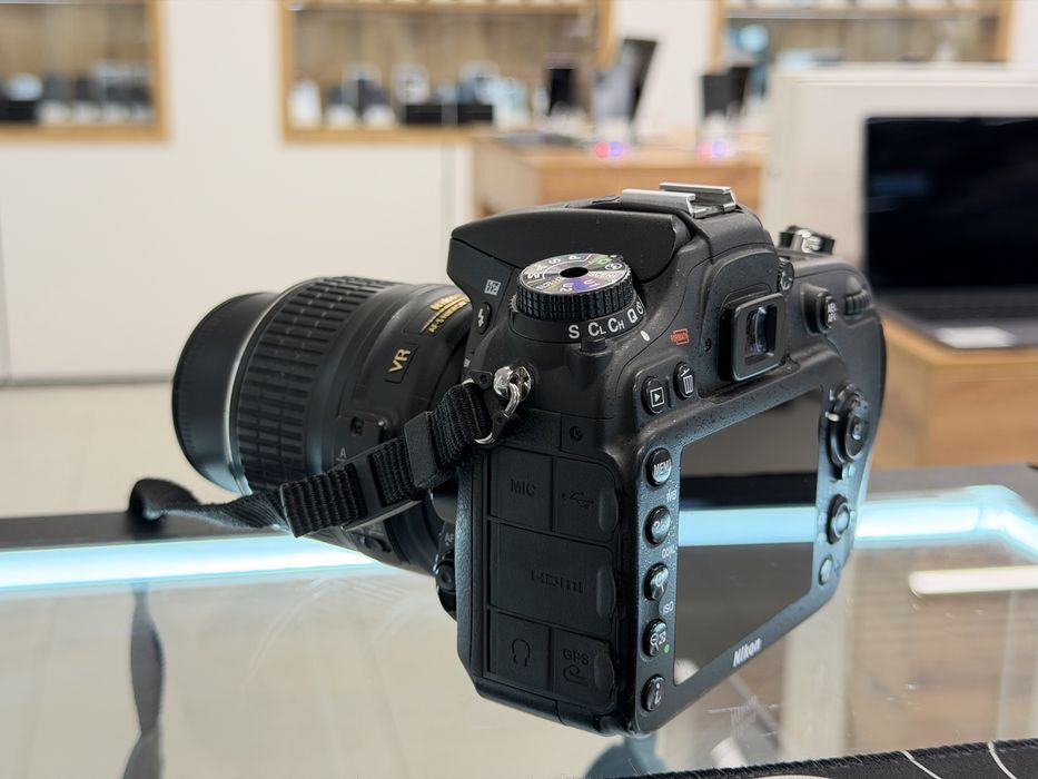 Nikon      D7100
