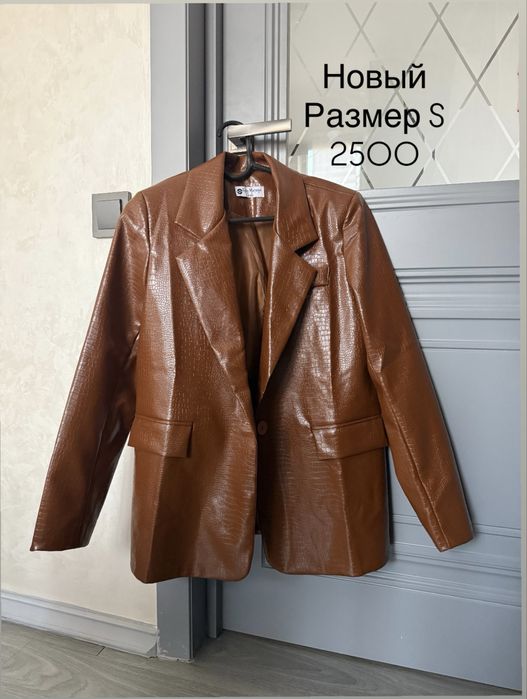 Шорты, рубашки, очки, пиджак, шарфы