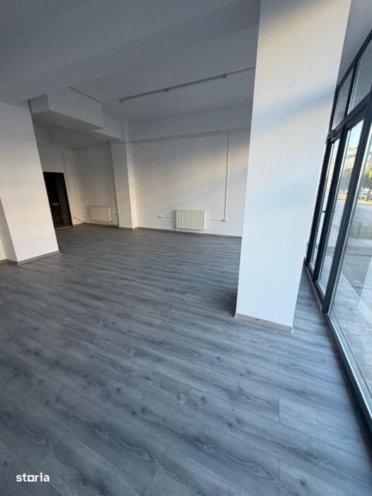 Spatiu comercial, 80 mp, zona centrala din Filiasi cu deschidere in Ra