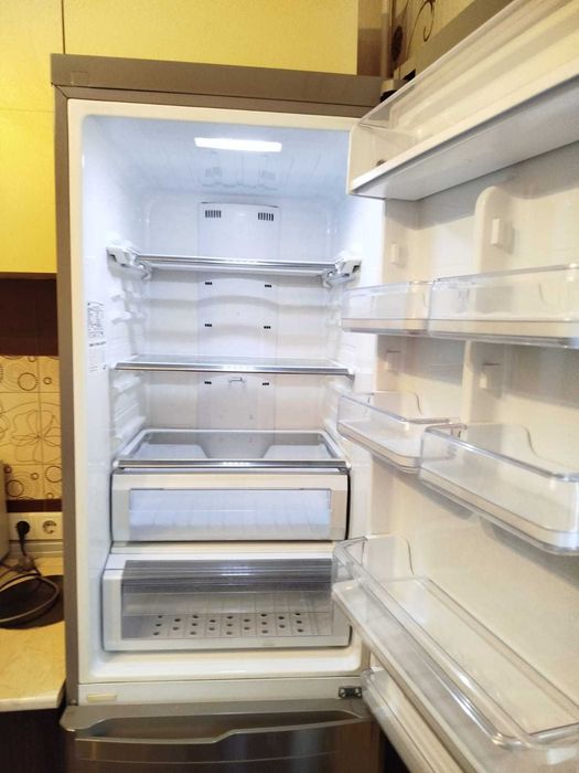 Продаётся холодильник SAMSUNG.
