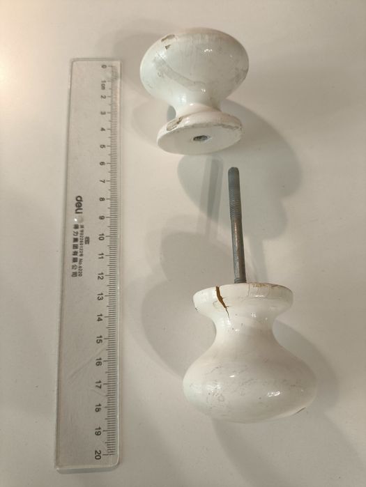 Ручка для двери белая