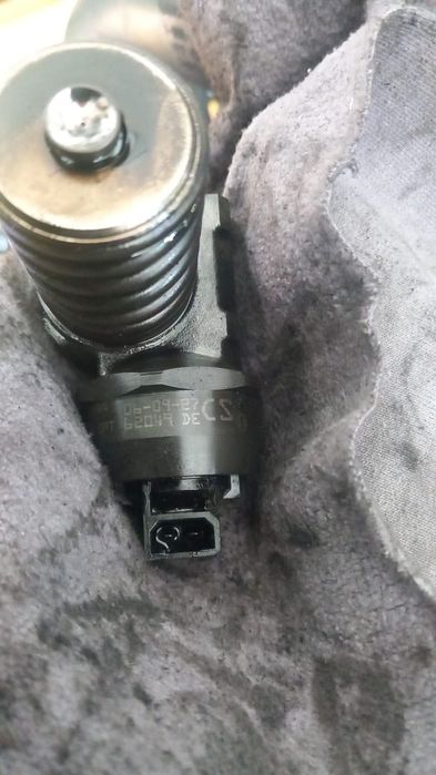 Injectoare VW Golf V 1.9 TDI 105 cai cod motor BLS cod 038130073BN