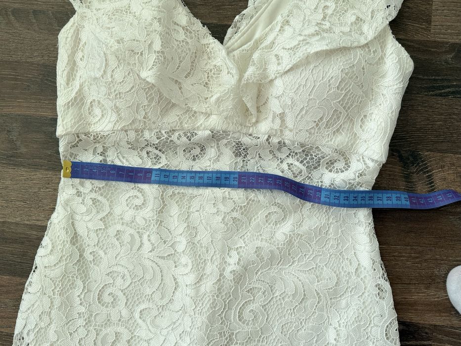 Дантелена бяла рокля