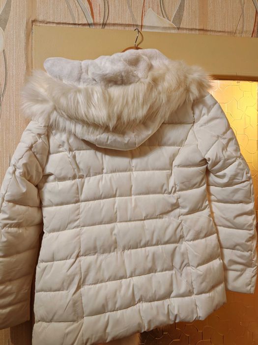 Ново бяло дамско яке с пухкава яка