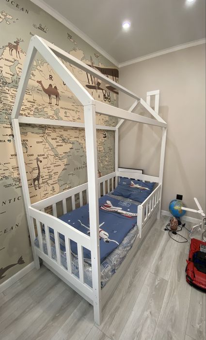 Продается детская кровать домик 160/80
