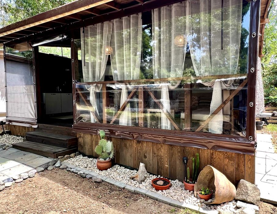 Продава се каравана с дървен навес и веранда на къмпинг „Златна Рибка“