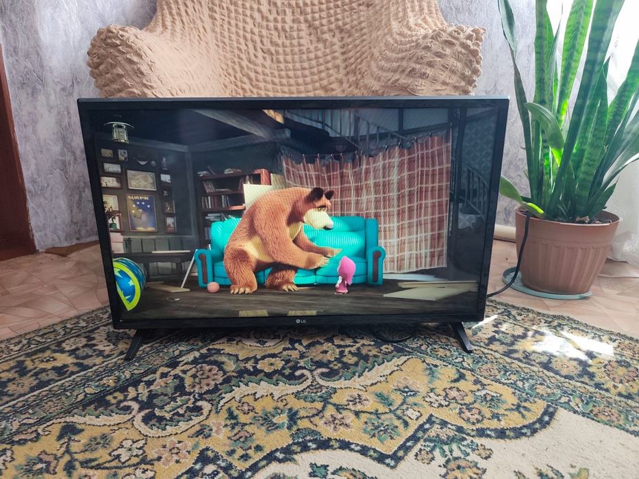 Телевизор LG Смарт 82 см диагональ
