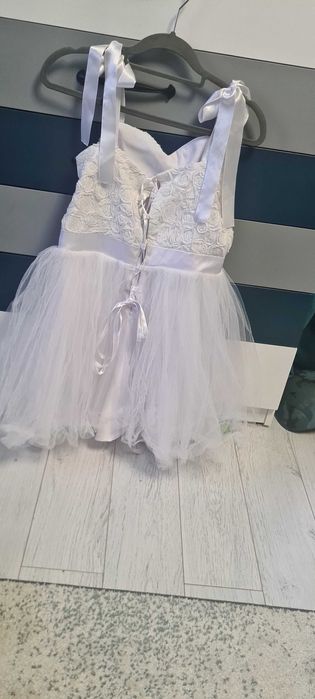 Сладка мини рокля в бяло и обувки