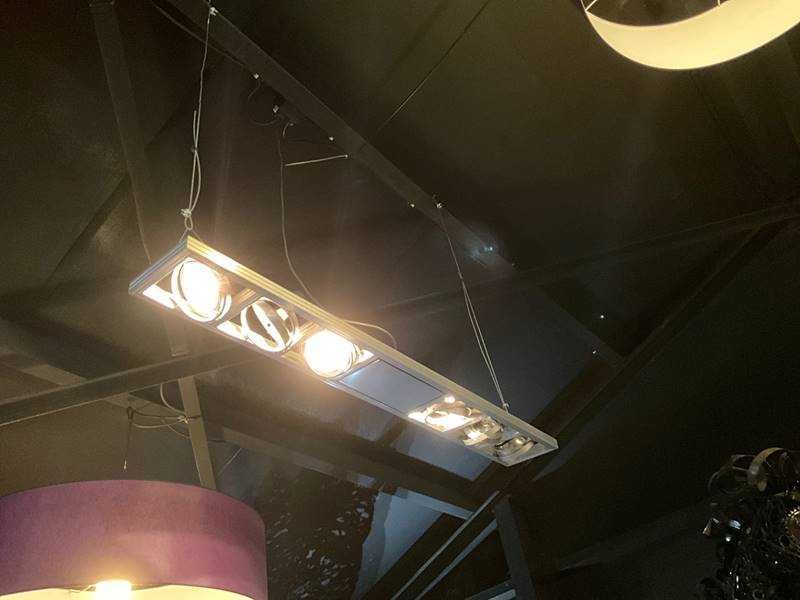 Lampă modernă suspendată cu reflectoare