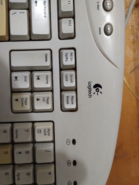 2 Logitech wireless și cu cablu