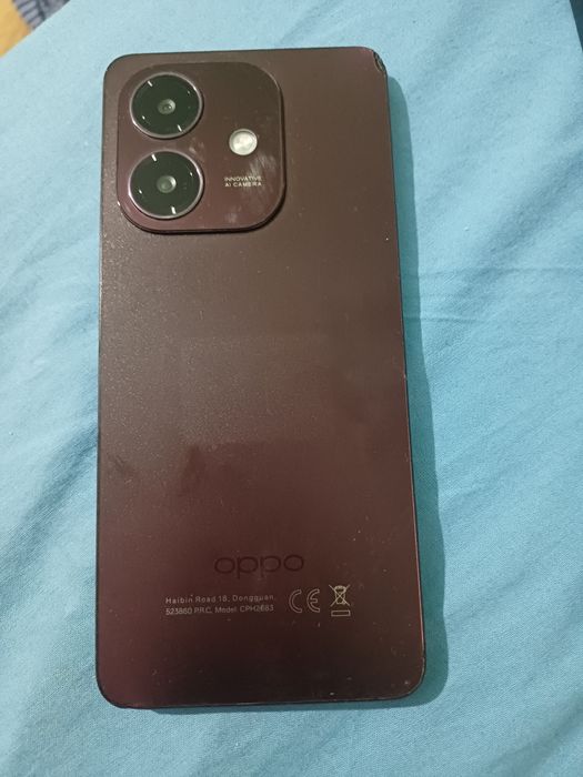 Oppo A60 5G cu displayul  spart. Placa este buna