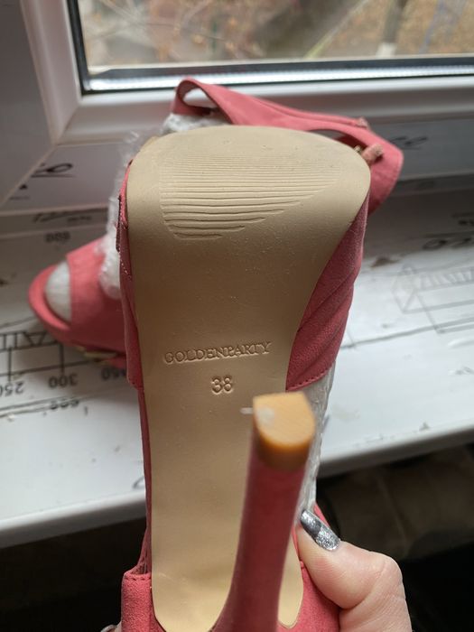 Босоножки каралловые