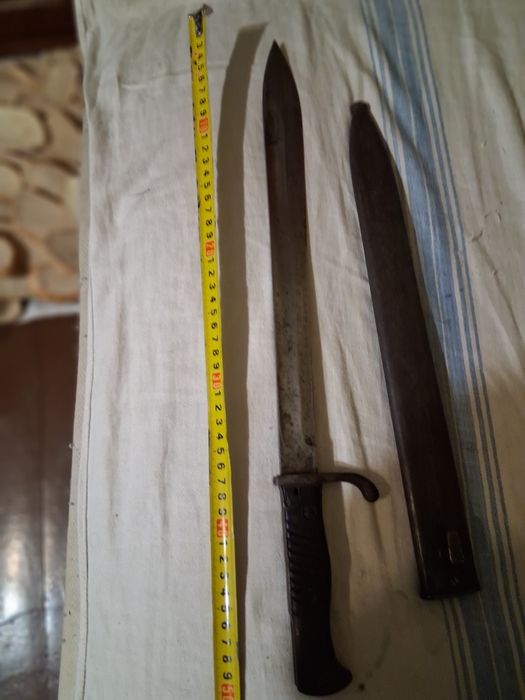 Продавам нож голям