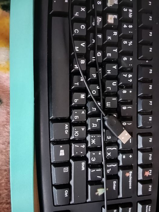 Продам клавиатуру Logitech для компьютера.