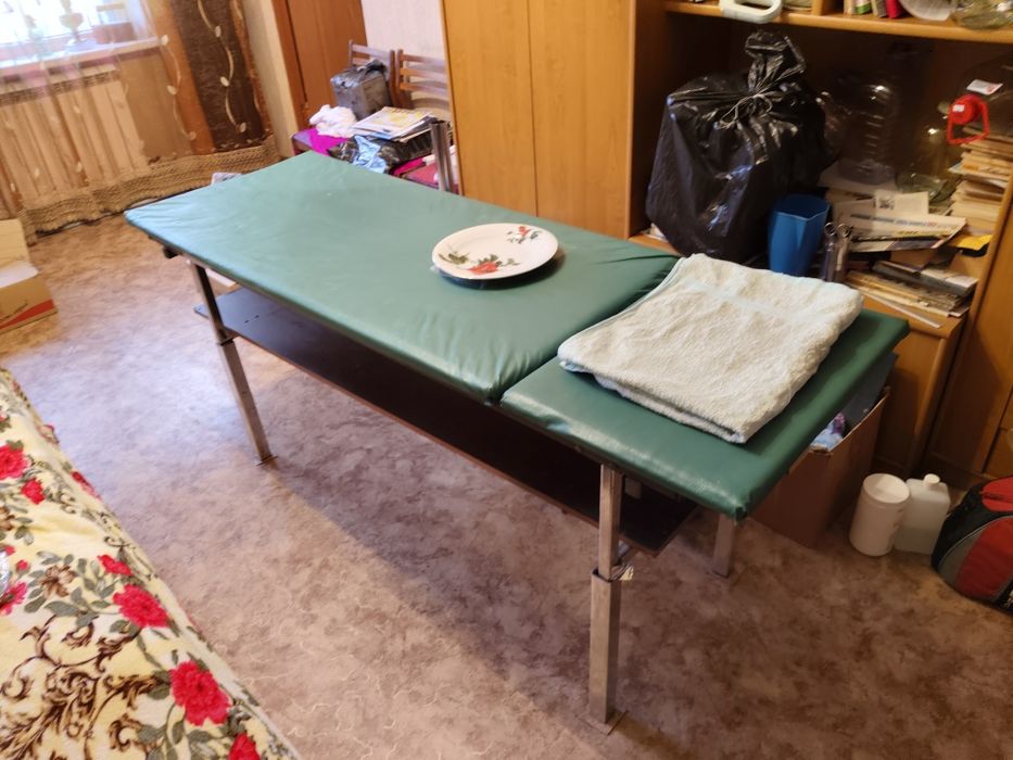 Продается массажная кушетка.
